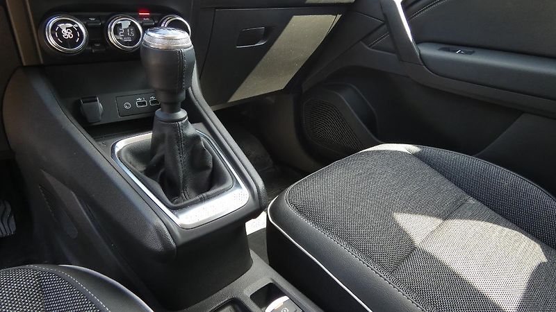 Renault Captur 1,3  TCe 140 Techno - fotka 6 z 22