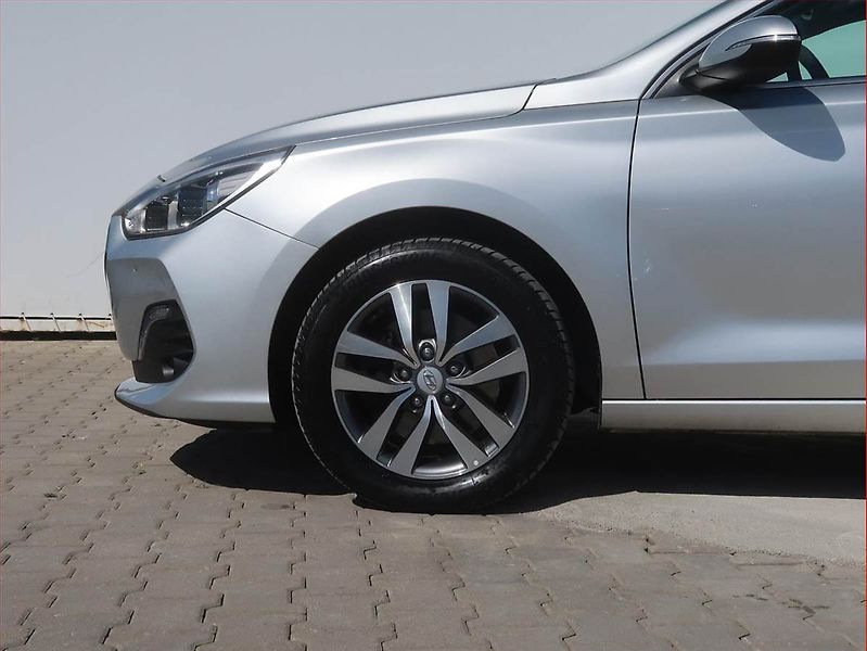 Hyundai i30 (2019) 1.6 CRDi, Tempomat - fotka 14 z 18