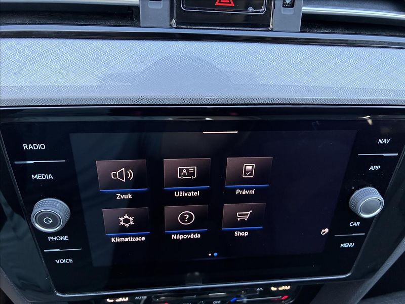 Volkswagen Passat 2,0 TDI TAŽNÉ KAMERA KEYLESS - fotka 23 z 26