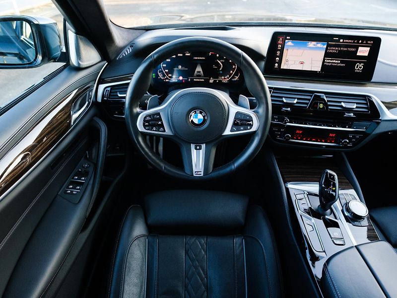 BMW Řada 5 M550i xDrive, DPH, SEDAN - fotka 20 z 46