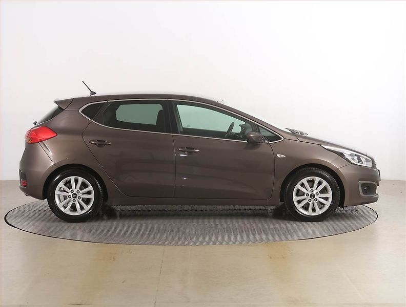 Kia Ceed (2016) 1.4 CVVT, Serv.kniha, Tempomat - fotka 6 z 16