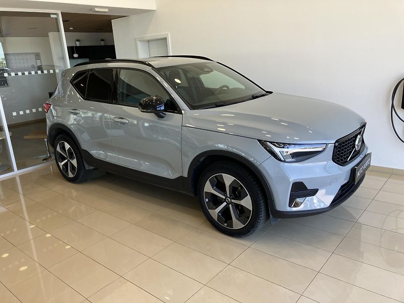 Volvo XC40 B3 FWD Plus Dark AT7  - fotka 2 z 38