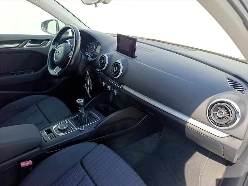 Audi A3 1,6 TDi Bi-xenon,Navi,Tempomat - fotka 26 z 34