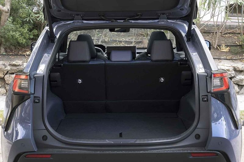Místy muselo elektrické Subaru Uncharted projíždět i obtížnějším terénem.