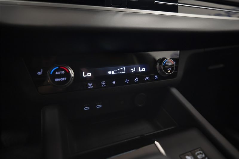 Mitsubishi Outlander 2,4 PHEV INVITE 1728 KM 2x ALU - fotka 26 z 44