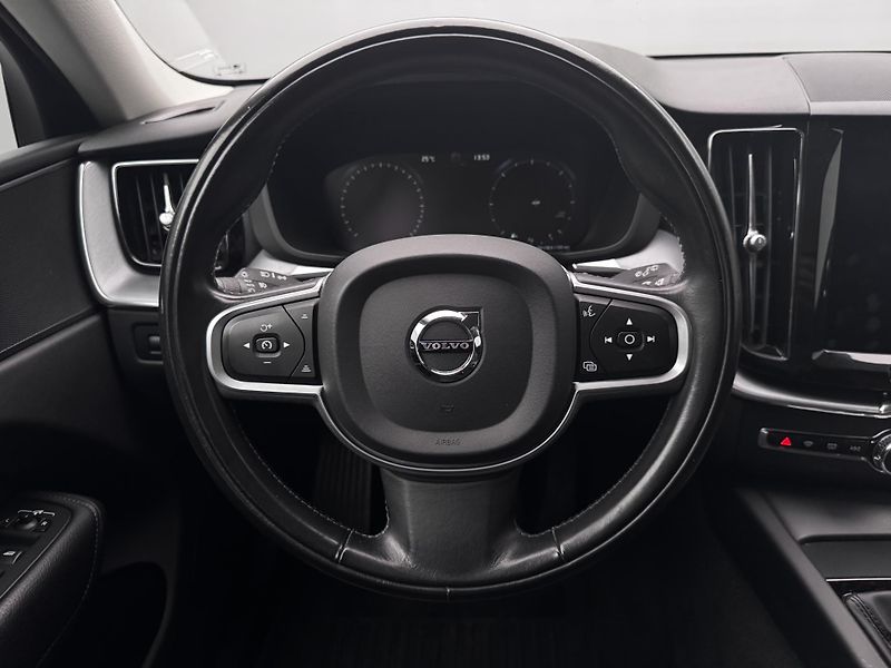 Volvo XC60 D4 AWD MOMENTUM PRO  - fotka 3 z 42