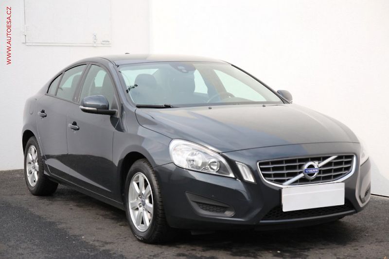 Volvo S60 (2012) 2.0D3, Momentum, AT - fotka 1 z 3