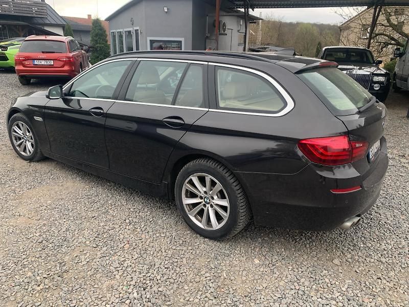 BMW Řada 5 (2013) 520d - fotka 5 z 12