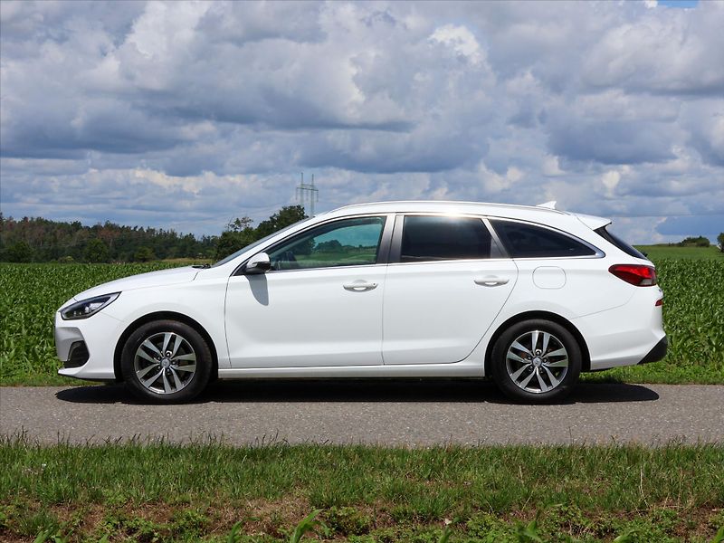 Hyundai i30 1.6 CRDi Automat CZ Style LED - fotka 4 z 37