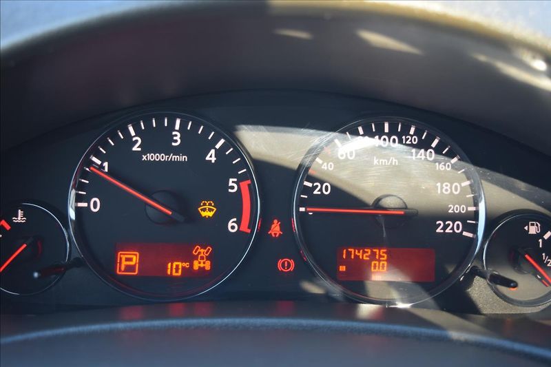Nissan Navara 3,0 dCi V6 170KW TAŽNÉ 4X4 ALU - fotka 42 z 55