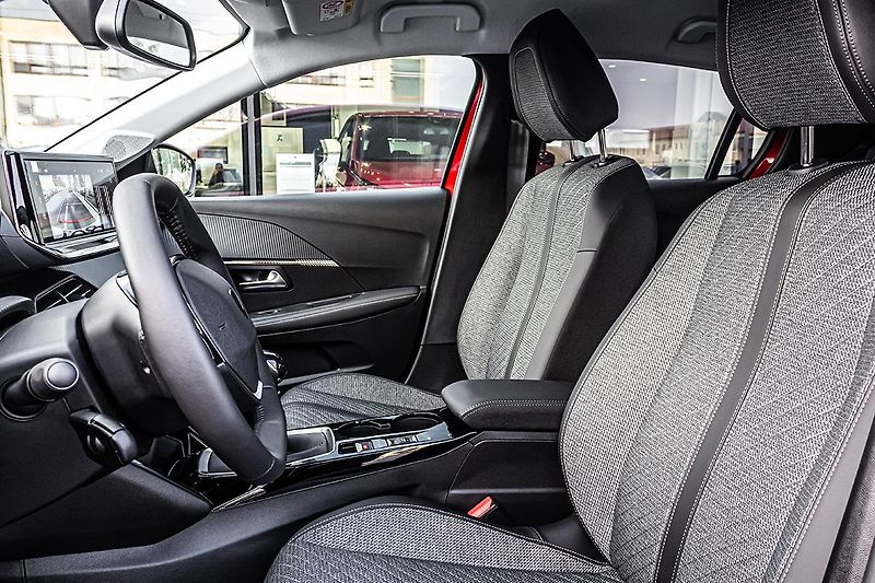 Peugeot 208 (2025) 1,2 ALLURE PureTech 100 S&S MA - fotka 10 z 19