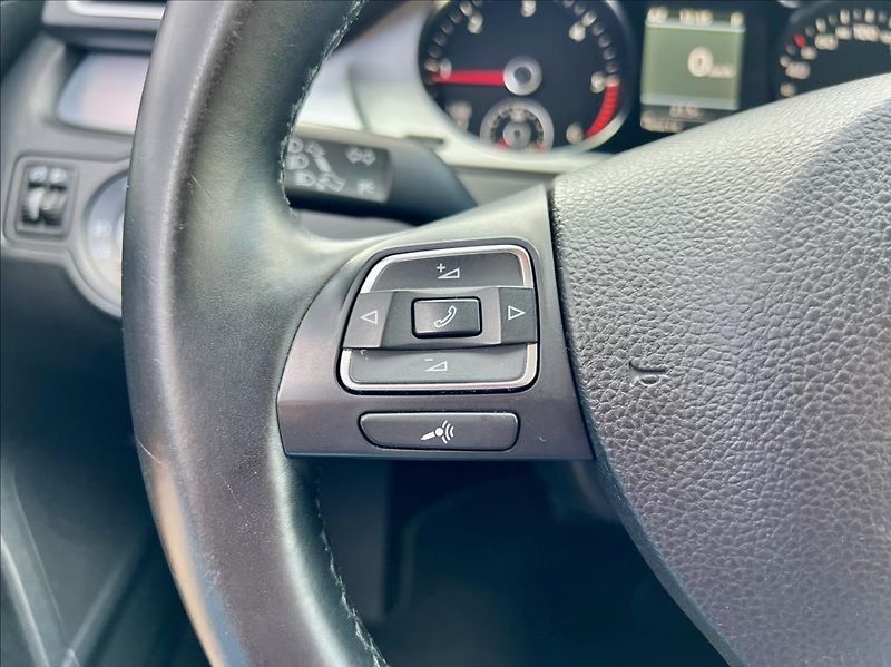 Volkswagen Passat 2,0 TDi DSG HIGHLINE / NAVI - fotka 26 z 42