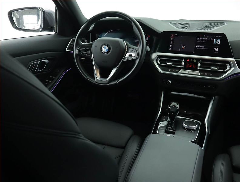 BMW Řada 3 (2021) 318 d - fotka 7 z 18