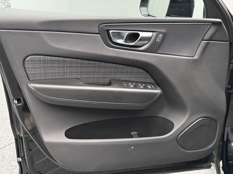 Volvo XC60 B5 AWD CORE CZ AUT 1.MAJ - fotka 18 z 42