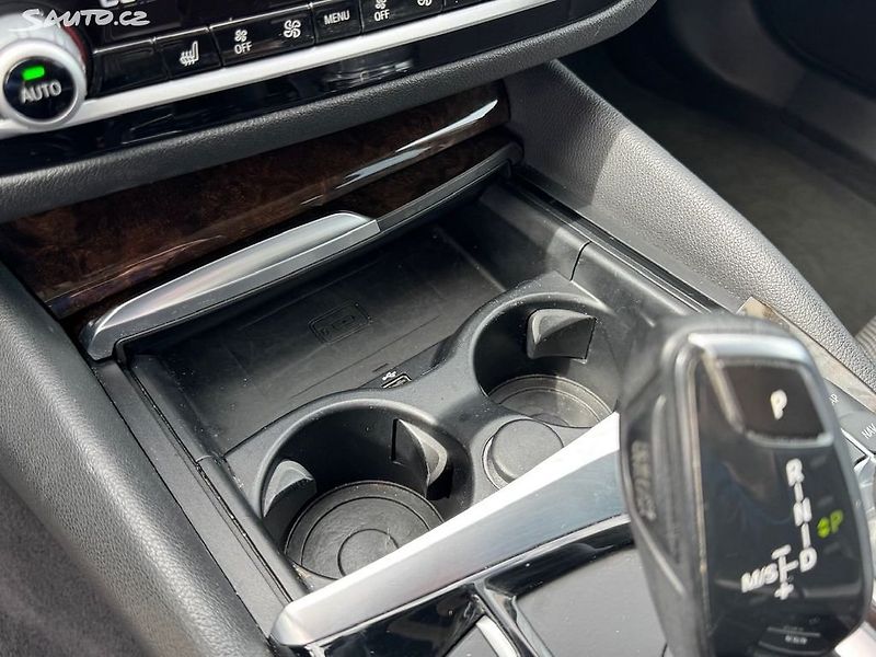 BMW Řada 5 (2017) 520d xdrive Sportline kombi - fotka 27 z 50