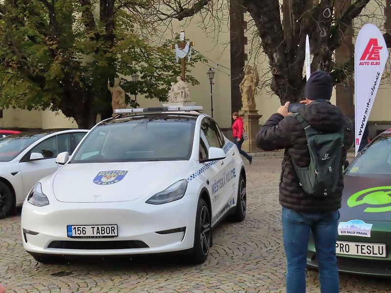 Vozový park Městské policie Tábor jako první v republice rozšiřil elektromobil Tesla Y zhruba za 1,3 milionu. Oficiální představení zásahového vozu veřejnosti se uskutečnilo ve středu 20. listopadu odpoledne na Žižkově náměstí.