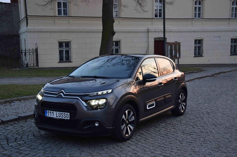 Citroën C3 (2023) 1.2 PureTech 81kWS&S Shine - fotka 2 z 26