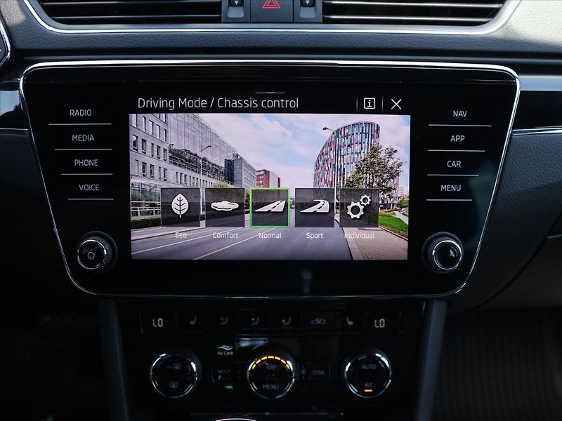 Škoda Superb 2,0 TDI 147kW CZ 4x4 L&K DSG D - fotka 25 z 35