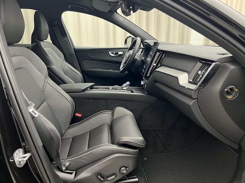 Volvo XC60 (2026) B5 AWD BLACK EDITION PLUS AUT - fotka 27 z 45