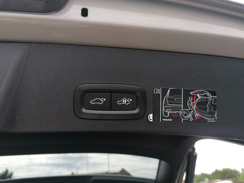 Volvo XC40 (2020) T3 Panorama,Kůže,Winter Paket - fotka 29 z 35