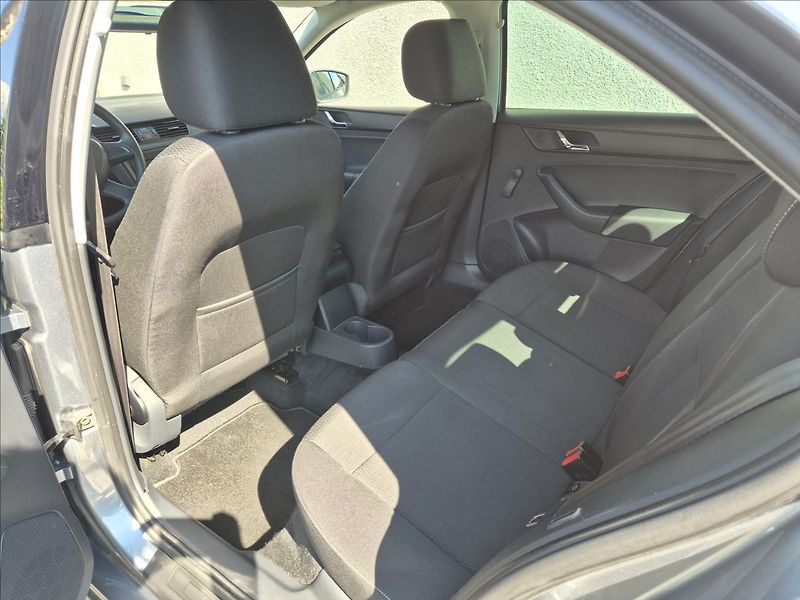 Škoda Rapid 1,2 TSi Klima Tempomat Alu TZ - fotka 15 z 27