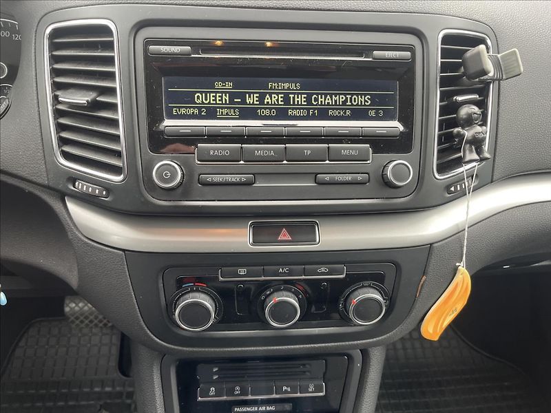 Volkswagen Sharan 2,0 TDi DSG 130KW KLIMA SERVIS - fotka 16 z 38