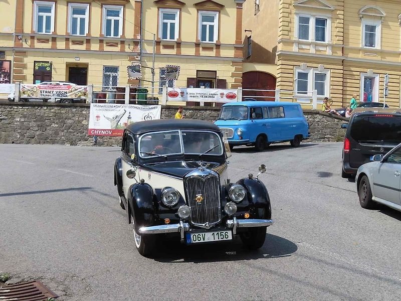 V pořadí 9. ročník srazu veteránů v Chýnově na Táborsku se v neděli 18. srpna dopoledne těšil velké návštěvnosti z řad účastníků i diváků.