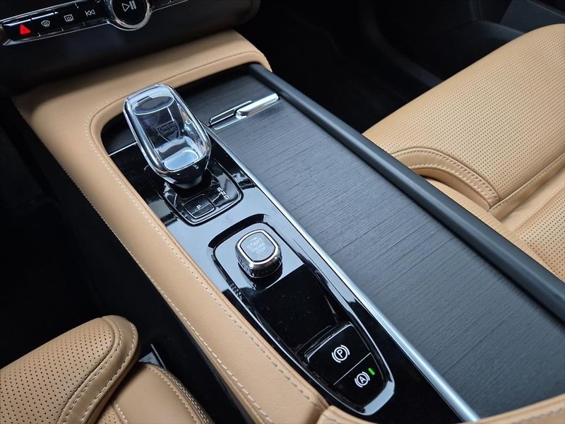 Volvo XC90 2,0 B5 AWD diesel Plus Bright - fotka 17 z 18
