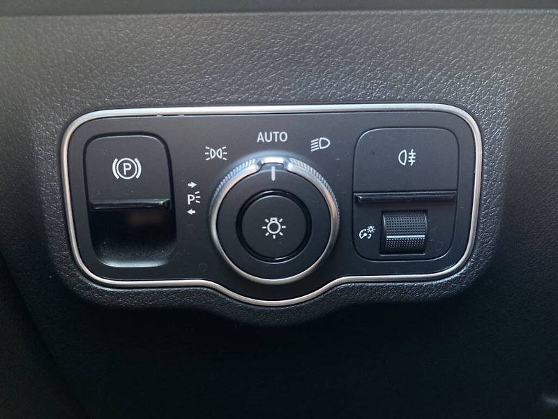 Mercedes-Benz GLB (2023) 250 4MATIC - fotka 17 z 29