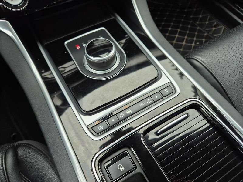 Jaguar XF 3,0 30d R-SPORT - fotka 17 z 20