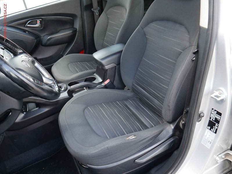 Hyundai ix35 (2014) 1.6i, AC, výhřev sed - fotka 9 z 16