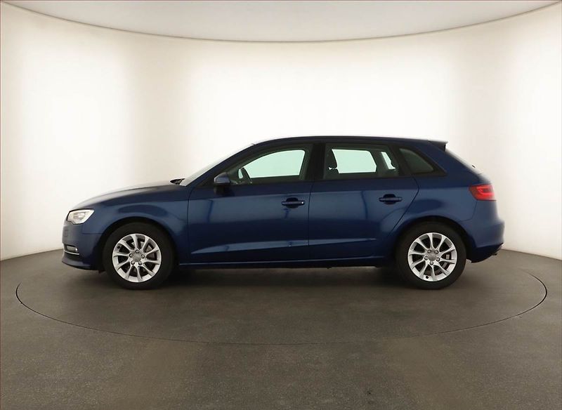 Audi A3 (2014) 1.6 TDI, Bi-Xenony, Tempomat - fotka 3 z 12