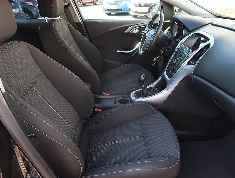 Opel Astra (2010) 1.4 T, Tempomat, Park. senzory - fotka 9 z 18