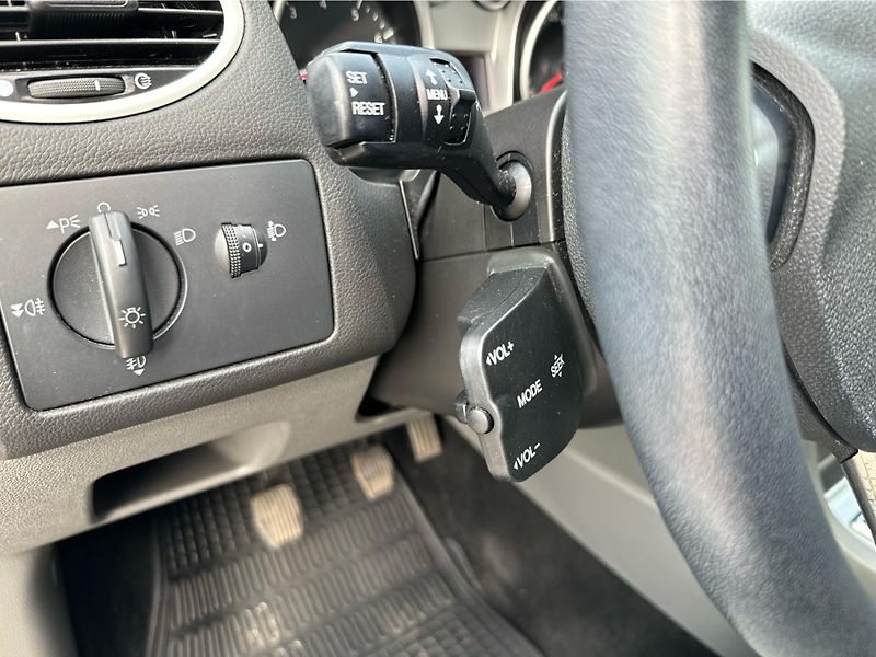 Ford Focus 1.6 i 74 KW - fotka 13 z 15