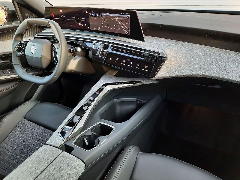 Peugeot 5008 (2025) ALLURE Hybrid 145 e-DCS6 - fotka 12 z 15