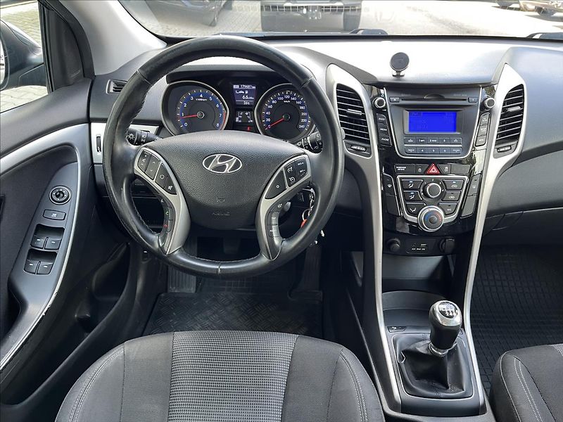 Hyundai i30 1,6 i  Trikolor Komfort - fotka 11 z 22