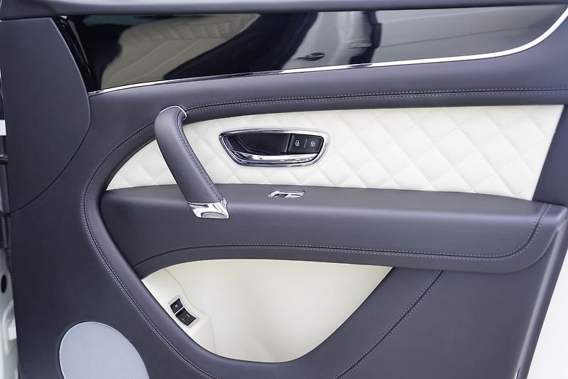 Bentley Bentayga 4.0i V8, Mulliner, ČR, DPH - fotka 27 z 51