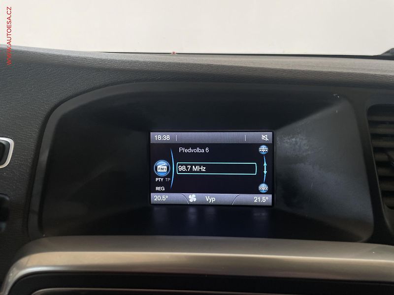 Volvo V60 (2016) 2.0D, ČR, AC, tempo, park - fotka 13 z 14