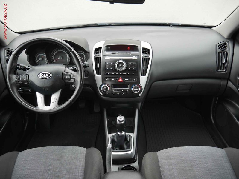 Kia Ceed (2010) 1.4 16V, ČR, Klima - fotka 8 z 13