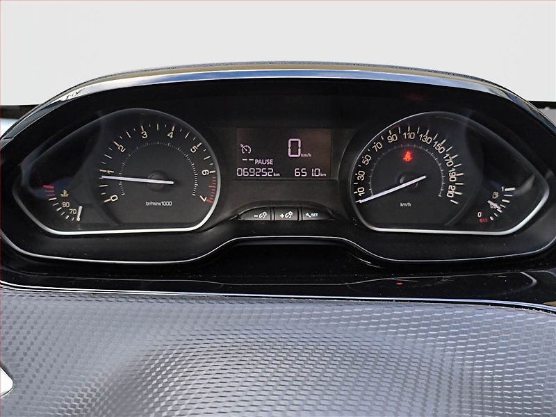 Peugeot 2008 (2016) 1.2 PureTech, Tempomat - fotka 11 z 13