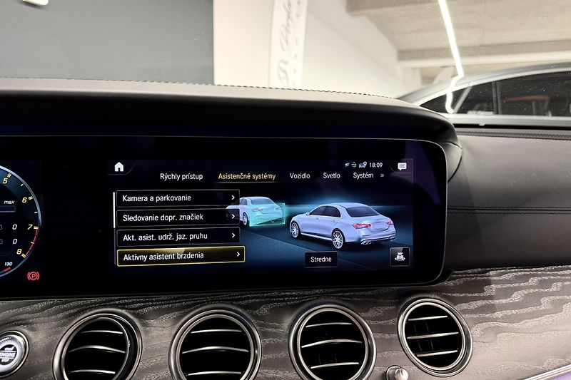 Mercedes-Benz Třídy E (2021) E 63s AMG 4Matic+ V8 Biturbo - fotka 103 z 124