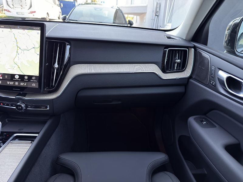 Volvo XC60 B5 AWD // PLUS DARK + sada kol - fotka 17 z 44