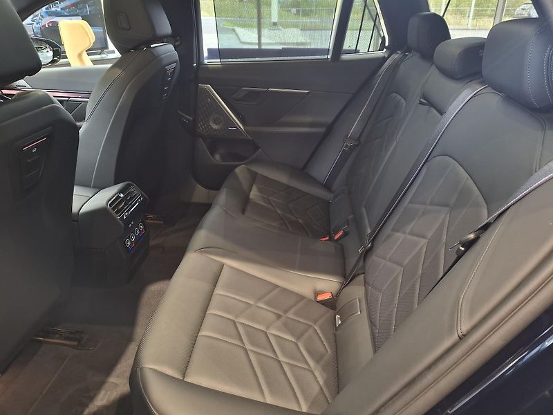 BMW Řada 5 550e xDrive Touring M-Sport  - fotka 13 z 30