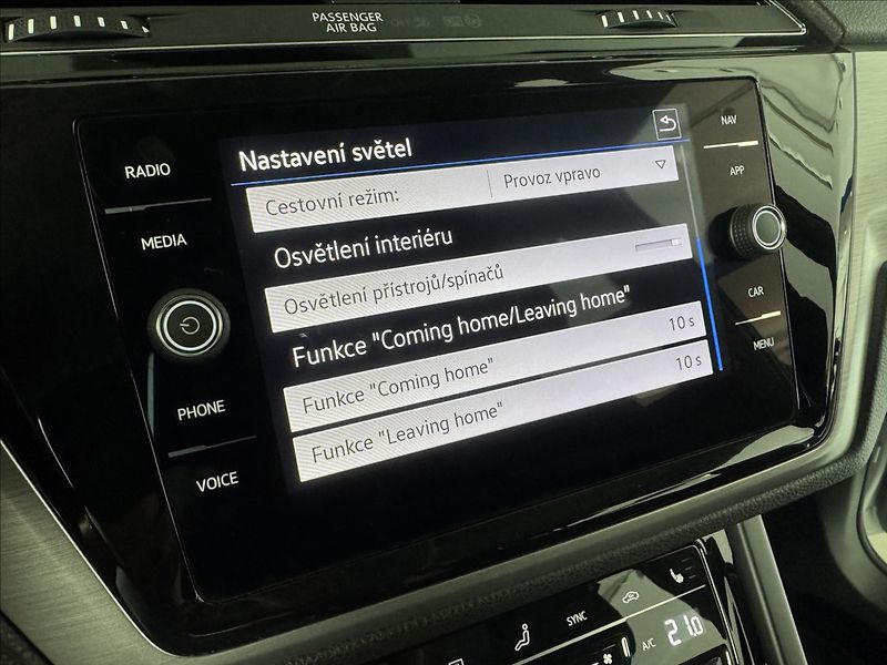 Volkswagen Touran 2,0 TDi  DSG Comfortline LED V - fotka 31 z 43