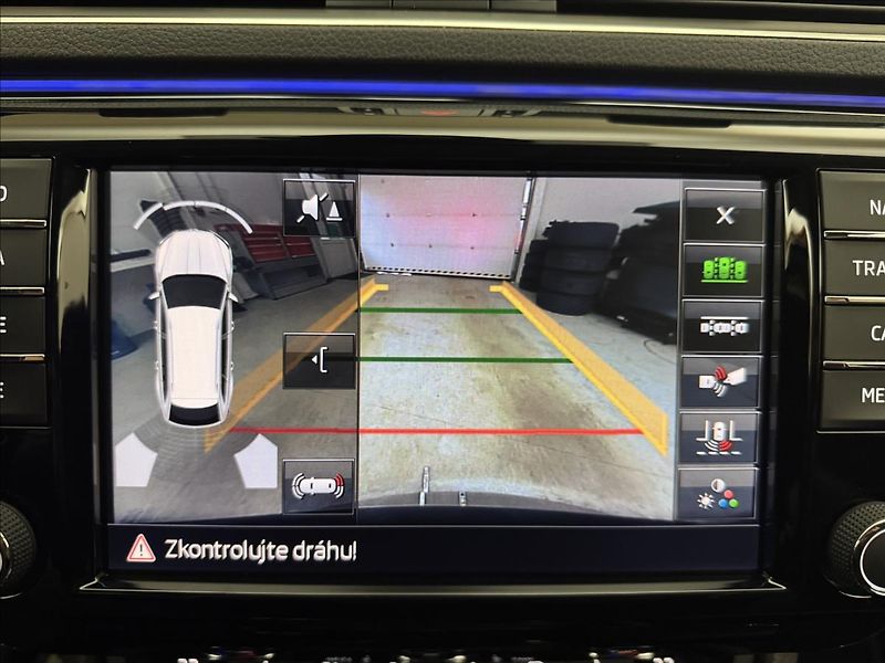 Škoda Superb 2,0 TDi 110kW L&K DPH ACC DCC - fotka 28 z 56