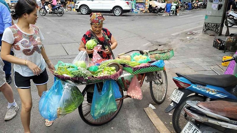 Jeden z prvních vozů Škoda na území Vietnamu. Právě ten jsem zkoušel v ulicích hlavního města