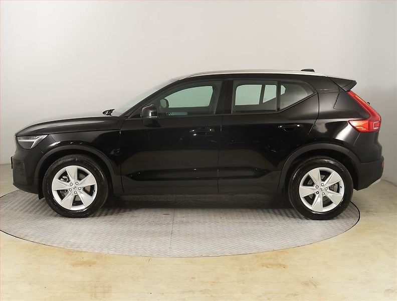 Volvo XC40 (2022) B4 - fotka 3 z 21