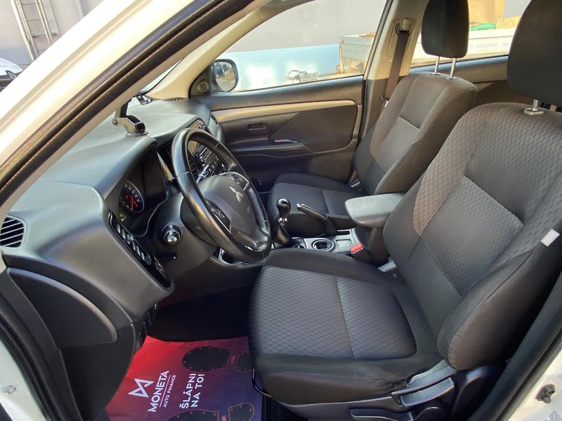 Mitsubishi Outlander (2014) 2,0i - Invite - 1 Majitel - fotka 18 z 42