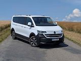 Volkswagen Caravelle se hodí pro dlouhé cesty velkých rodin nebo kamarádů.