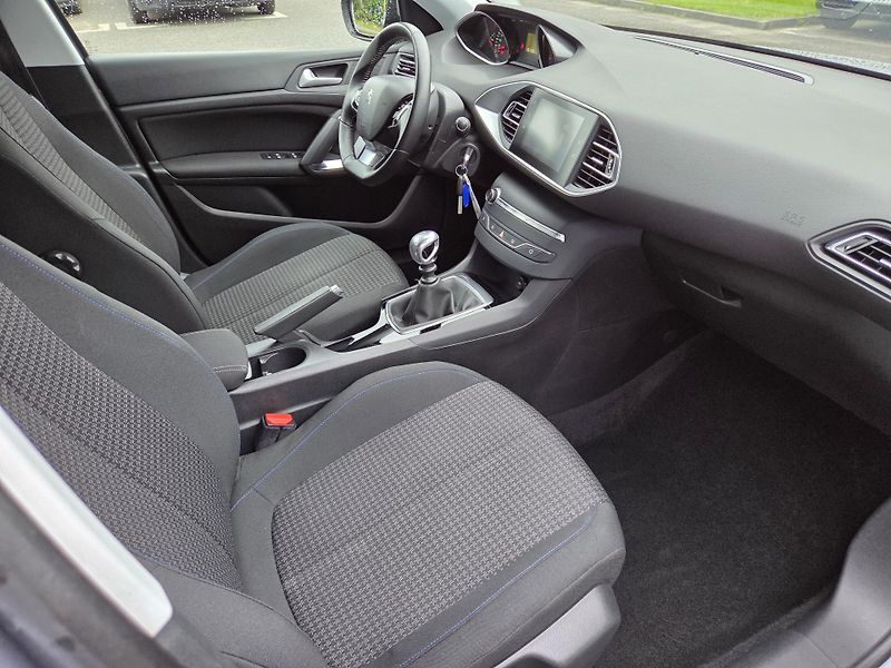 Peugeot 308 (2019) 1.2 PT 110 Style MAN6 - fotka 12 z 27